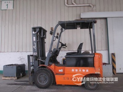 倉庫配備各品牌噸位燃油叉車和蓄電池叉車。