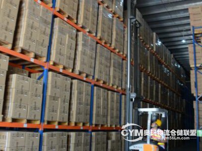 庫內(nèi)STLL前移式叉車作業(yè)現(xiàn)場