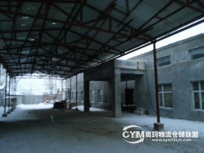 貨車停在防雨棚內(nèi)直接卸貨入庫(kù)。
