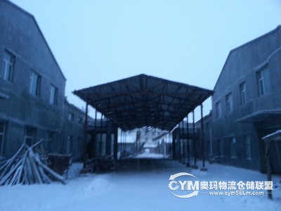 院內(nèi)的防雨棚內(nèi)可停放4臺(tái)大型拖掛車，同時(shí)另外可停放多輛等待裝卸的車輛。