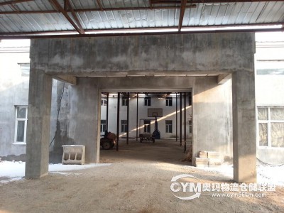 庫(kù)房是混凝土框架結(jié)構(gòu)，其中有大廳面積460平方米、舉架高5.5米的貨場(chǎng)兩個(gè)。