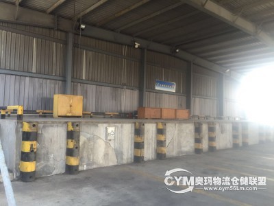 地勢(shì)寬闊，可供多種類型車輛停放