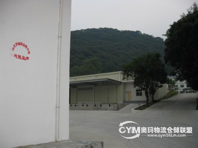 倉(cāng)庫(kù)外面停車場(chǎng)