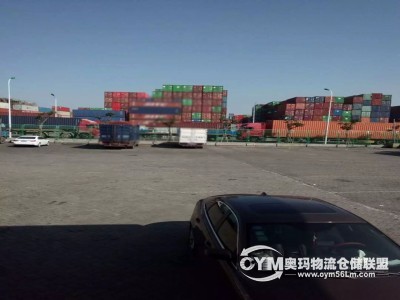 寬闊的停車場
