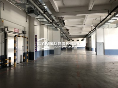 內(nèi)部作業(yè)穿堂區(qū)域長100米，寬15米，高6米.貨品可以擺架或者堆垛存放