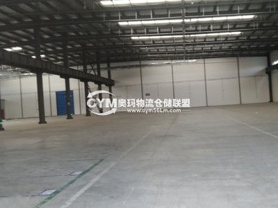 倉庫內(nèi)設(shè)有男女衛(wèi)生間，水電和消防設(shè)施齊全；層高可搭建貨架，地面可跑叉車。