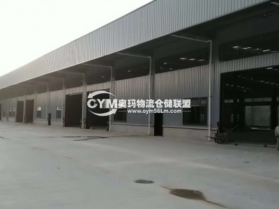 其中一個倉庫前寬敞的停車地，整個園區(qū)10萬平米