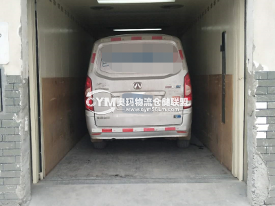 可以開(kāi)車進(jìn)入倉(cāng)庫(kù)而在裝卸貨物的的大門處裝卸場(chǎng)景圖，樓庫(kù)
