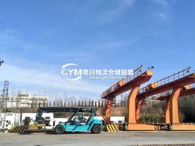 園區(qū)內(nèi)叉車和龍門吊