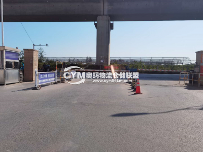 車輛進(jìn)出大門處，前面就是立交橋