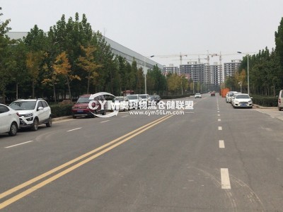 倉庫的旁邊就是大馬路，車輛進(jìn)出方便