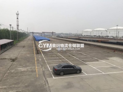 旁邊有大量專用停車位，還有鐵路軌道