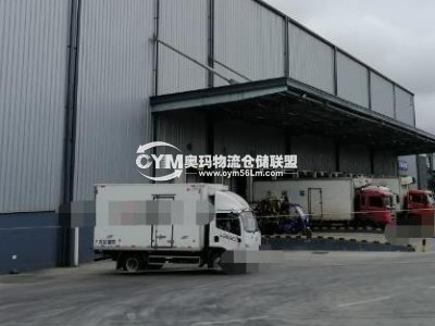 園區(qū)的倉庫出口旁邊，有空地可以?？寇囕v