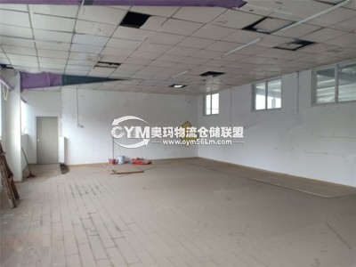 隔層，窗外是廠蓬