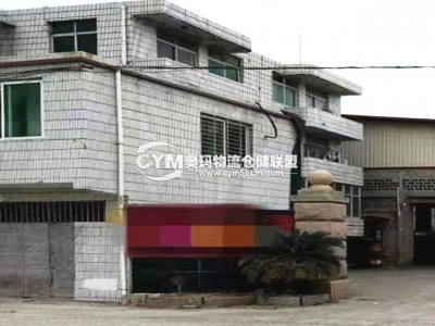 廠房門口旁的住宅樓