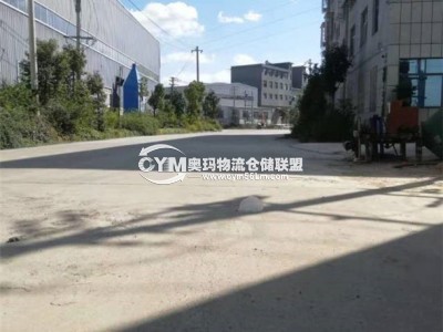 倉庫前面的車馬路