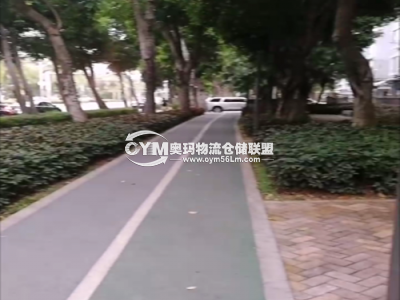 倉(cāng)庫(kù)旁邊的停車(chē)地方