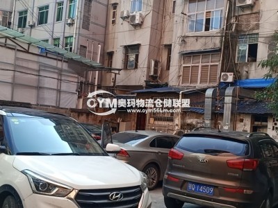 大樓后面停車位。