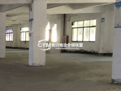 倉(cāng)庫(kù)內(nèi)部堆放的塑料粒子